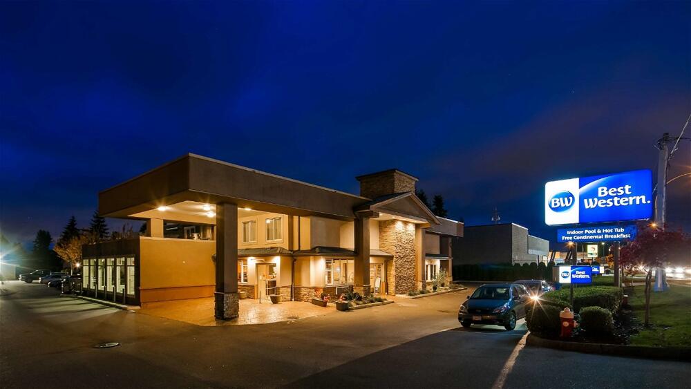 Best Western hotel exterior in Maple Ridge, BC